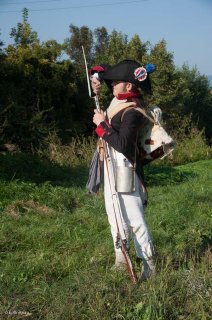 Reconstitution historique de la période napoléonienne à Vourey en Isère. Un royaliste recharge son fusil