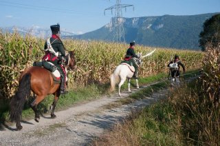 Reconstitution historique de la période napoléonienne à Vourey en Isère. La cavalerie poursuit un royaliste