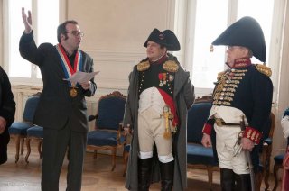 La Mure. Le maire de La Mure rencontre Napoléon à l'occasion de la commémoration du 7 mars à la Prairie de la Rencontre à Laffrey