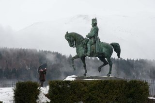 Sculpture de Napoléon à Laffrey sur la prairie de la rencontre