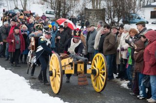 Laffrey. Commémoration du 7 mars à la prairie de la rencontre. Arrivée du canon