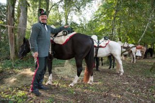 Reconstitution d'un bivouac de la période napoléonienne au château du Passage en Isère. La cavalerie se prépare