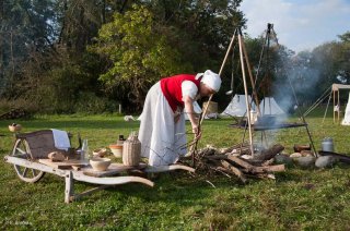 Reconstitution d'un bivouac des troupes napoléoniennes au château du Passage en Isère. La cuisine se fait dans les conditions de l'époque