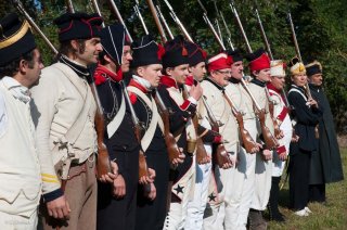 Reconstitution d'un bivouac de la période napoléonienne au château du Passage en Isère. Inspection des rangs