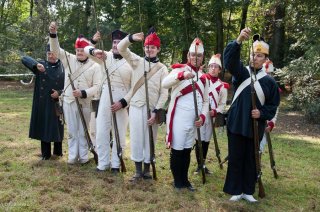 Reconstitution d'un bivouac de la période napoléonienne au château du Passage en Isère. Les soldats rechargent leurs fusils