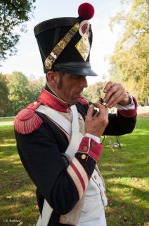 Reconstitution d'un bivouac des troupes napoléoniennes au château du Passage en Isère. Allumage d'une pipe dans les conditions de l'époque