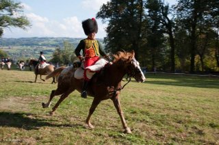 Reconstitution d'un bivouac de la période napoléonienne au château du Passage en Isère. Un cavalier charge