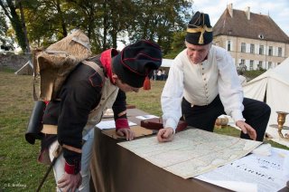 Reconstitution d'un bivouac des troupes napoléoniennes au château du Passage en Isère. Etude de la carte pour une prochaine bataille