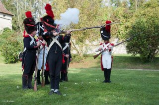 Reconstitution d'un bivouac de la période napoléonienne au château du Passage en Isère. Les soldats s'entraînent au tir