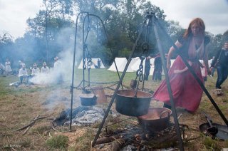 Reconstitution d'un bivouac des troupes napoléoniennes au château du Passage en Isère. La cuisine se fait dans les conditions de l'époque