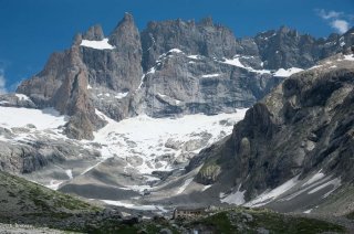 La Bérarde. Le refuge de Châtelleret, au fond la face sud de la Meije