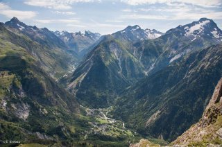 Vue d'ensemble de la Vallée du Vénéon avec Venosc en premier-plan