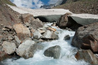 Le torrent de la Vallée de la Selle passe sous un névé