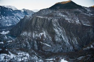 Les Gorges de l'Infernet et la Rampe des Commères dominées par le plateau d'Auris