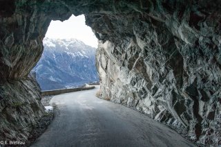 Tunnel sur la route en balcon entre la Garde et Auris