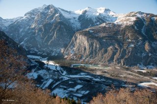 Extrémité est de la plaine de Bourg d'Oisans, avec la commune de Villard-Notre-Dame au dessus de la falaise éclairée