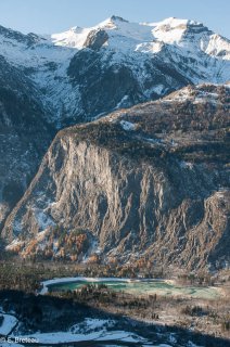 Falaise et Village de Villard Notre Dame au pied de Bourg d'Oisans