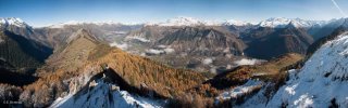 La plaine de Bourg d'Oisans et ses environs. En arrière-plan, vue depuis le Taillefer jusqu'à l'entrée de la Vallée du Vénéon