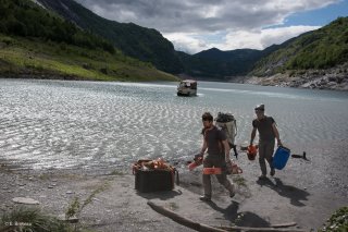Lac du Chambon. Une équipe de débardeurs par câble va sortir les bois flottés du lac.