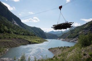 Lac du Chambon. Une équipe de débardeurs par câble sort les bois flottés du lac