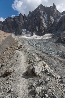 Vallon de Bonne Pierre, en contrebas à droite le glacier sous un pierrier. Au fond la Barre des Ecrins.