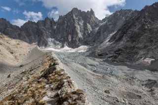 Vallon de Bonne Pierre, en contrebas à droite le glacier sous un pierrier. Au fond la Barre des Ecrins.