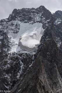 Vallée du Vénéon. Sommet de L'Ailefroide et son glacier suspendu sur son versant nord