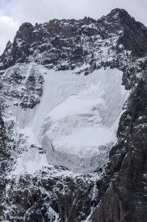 Vallée du Vénéon. Sommet de L'Ailefroide et son glacier suspendu sur son versant nord