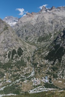 Village de la Bérarde, tout au fond la face sud de la Meije