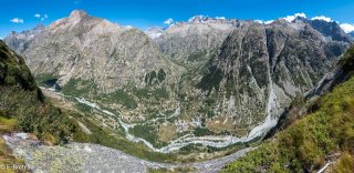 Vallée du Vénéon. Vue panoramique de la Bérarde avec la Vallée des Etançons au centre