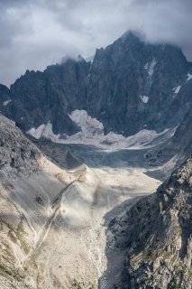 Moraine du glacier de Bonne Pierre au pied de la Barre des Ecrins