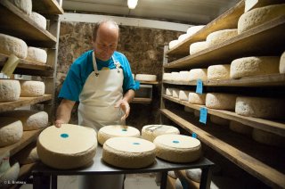 Travail dans la cave à fromages de Bleu du Vercors Sassenage. Ferme de Roche Rousse à Saint Martin en Vercors