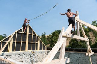 Lancer du décamètre entre le pignon et une ferme