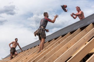 Lancer de clouteuse pour la pose de l'écran de sous toiture, pare pluie