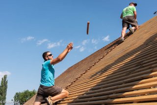 Lancer et réception des tuiles écailles pour la couverture du toit