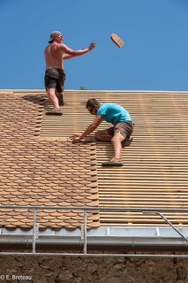 Lancer et réception des tuiles écailles pour la couverture du toit