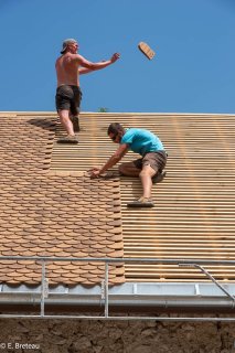 Lancer et réception des tuiles écailles pour la couverture du toit