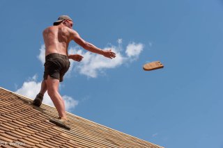 Lancer et réception des tuiles écailles pour la couverture du toit