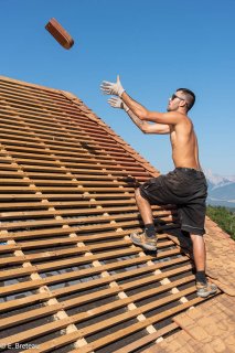 Lancer et réception des tuiles écailles pour la couverture du toit