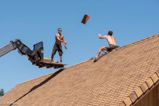 Pose des tuiles faîtières, le chantier se termine