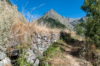 Sentier de montagne dans la vallée de Champoléon dans les Ecrins. Hautes-Alpes