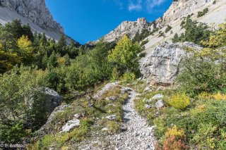 Sentier de montagne dans le Vercors. Montée du pas des Bachassons