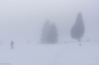 Sentier de montagne, un randonneur s'est laissé surprendre par le brouillard sur les hauts-plateaux du Vercors, Isère