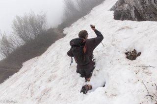 Gare aux névés sur le sentier de montagne du vallon de Rif Bruyant, Isère