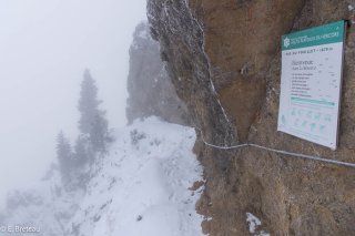 Sentier de montagne au Pas du Fouillet dans le Vercors (Accès délicat et très dangereux si enneigé), Isère