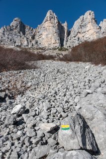 Balisage de sentier de petite randonnée en direction du Pas Morta dans le Vercors, Isère
