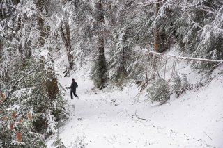 Sentier de randonnée sous le neige sur le Ménil dans le Trièves. Isère