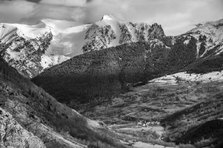 Vallée de Lavaldens avec le Taillefer au fond