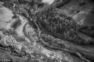 La Roizonne coule le long de l'unique route de la vallée