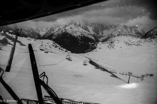 Yoann, éleveur bovin travaille également au damage des pistes de L'Alpe du Grand Serre